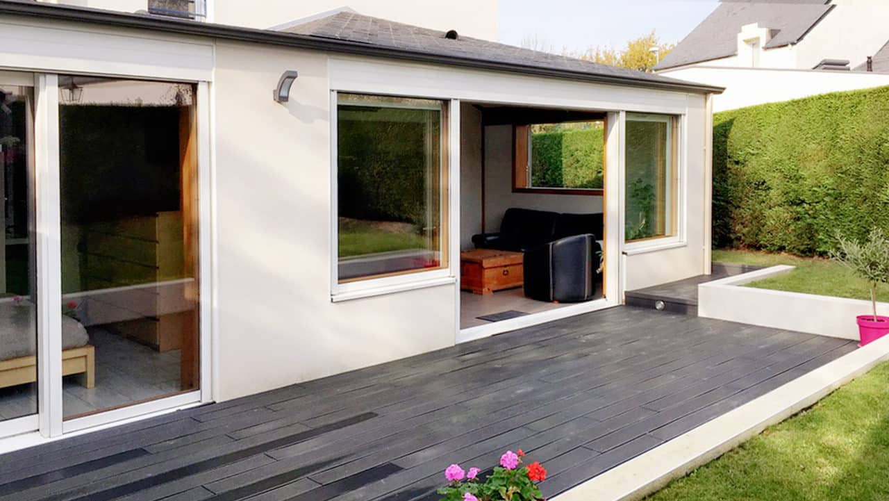 espace de vie avec une vue sur le jardin